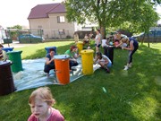 Společné odpoledne rodičů a dětí - natírání popelnic